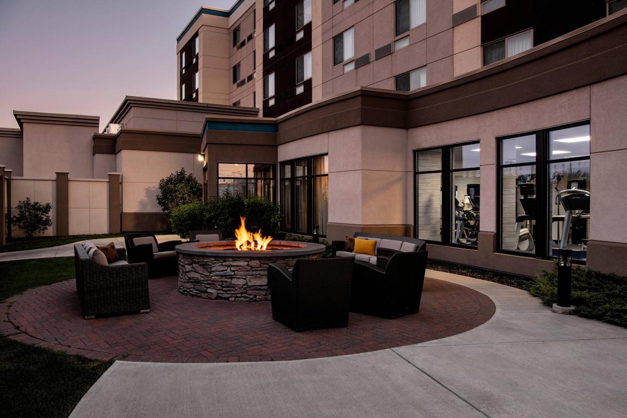 Courtyard By Marriott Edmonton West Hotel Bagian luar foto