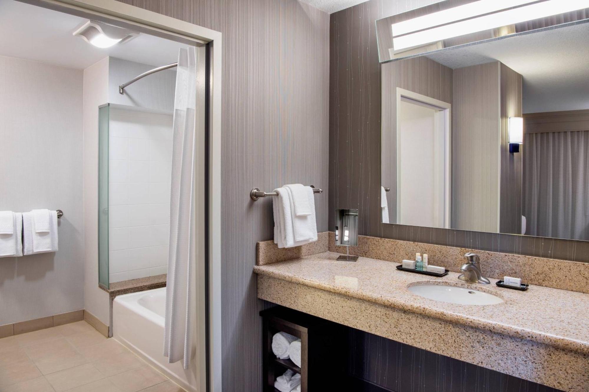 Courtyard By Marriott Edmonton West Hotel Bagian luar foto